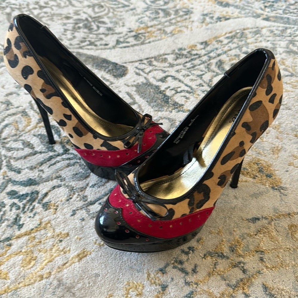 Leopard, red and patent leather. Size 8